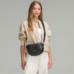 LULULEMON CACTUS LEATHER ALTERNATIVE Saddle Crossbody Bag 2L      Black/Silver